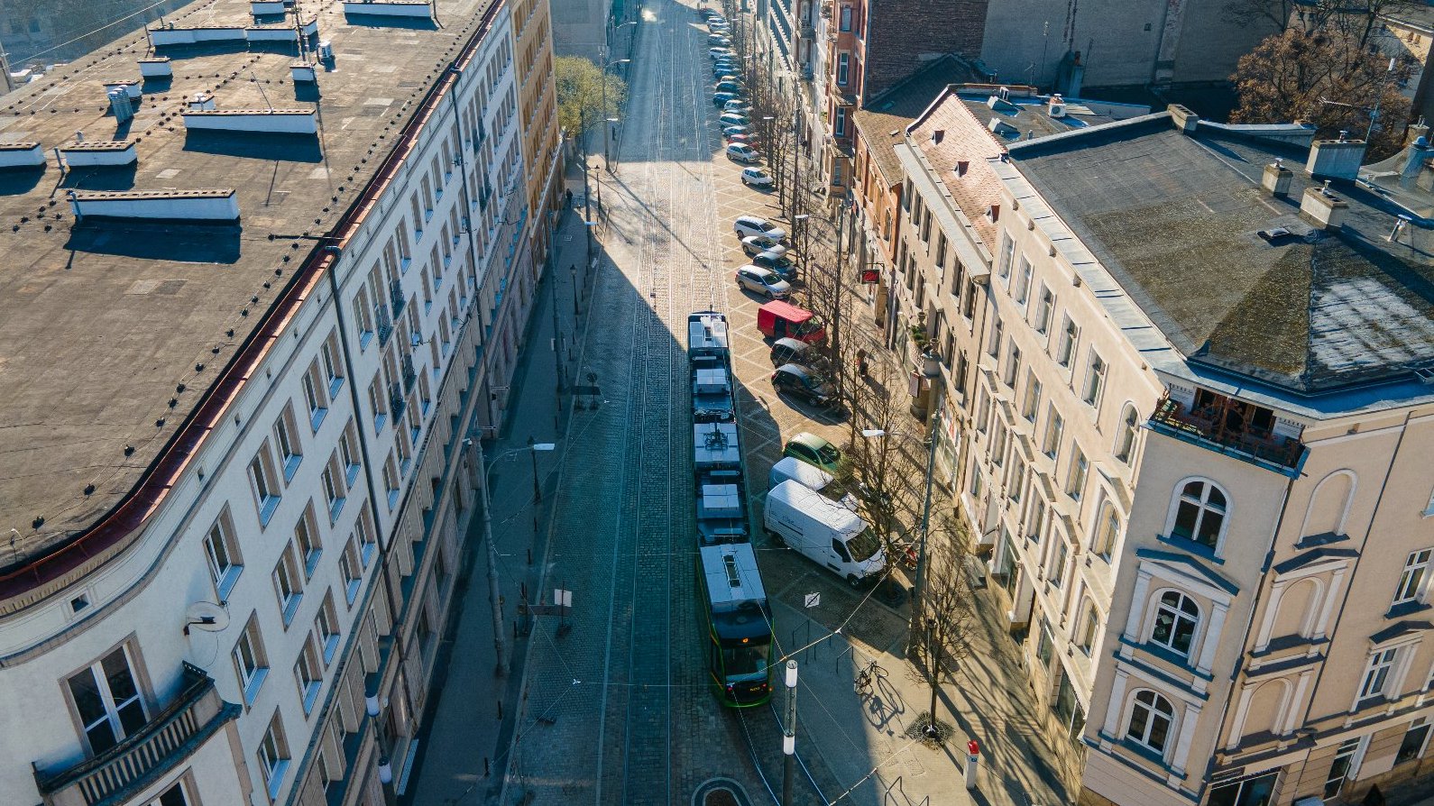 Widok na ul. Podgórną od strony Al. Marcinkowskiego. Widać jadący tramwaj