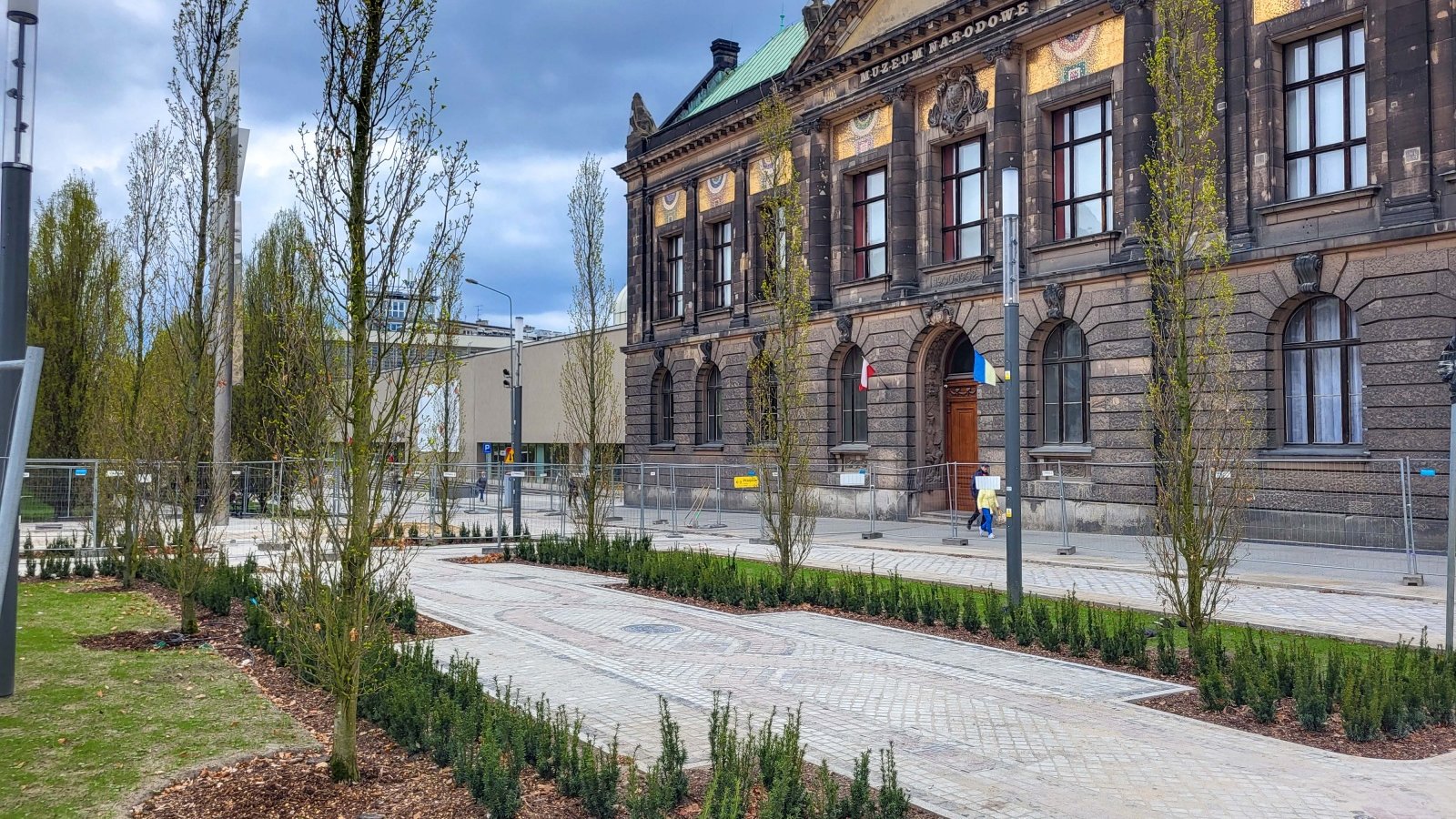 Widok na przebudowaną Al. Marcinkowskiego przed budynkiem Muzeum Narodowego