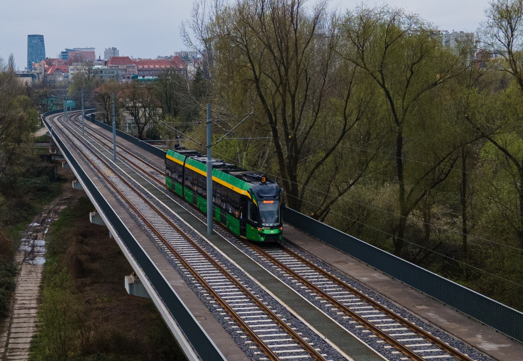 Tramwaj na estakadzie Pestki - grafika rozmowy