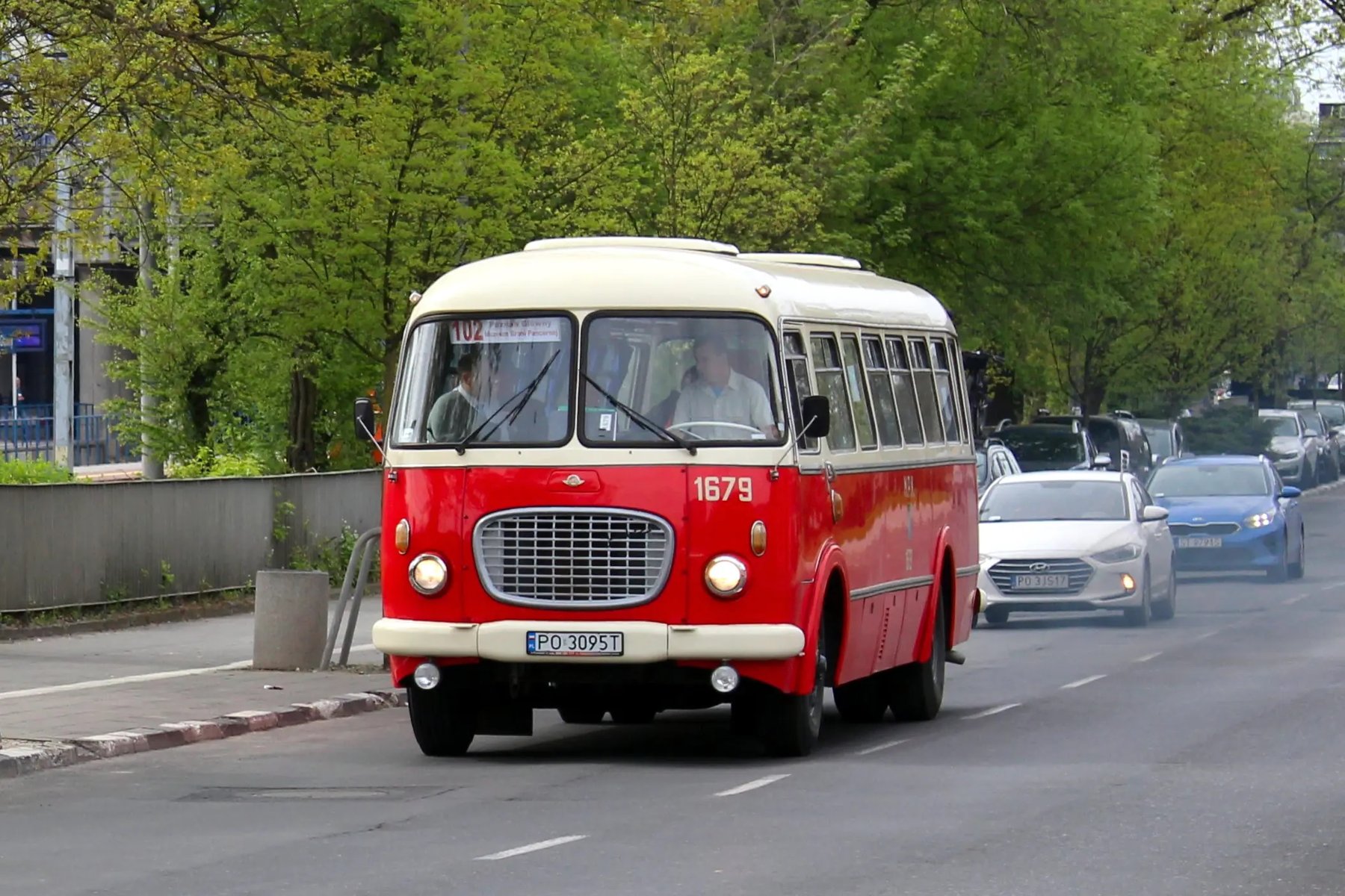 Historyczny autobus tzw. ogórek - grafika rozmowy