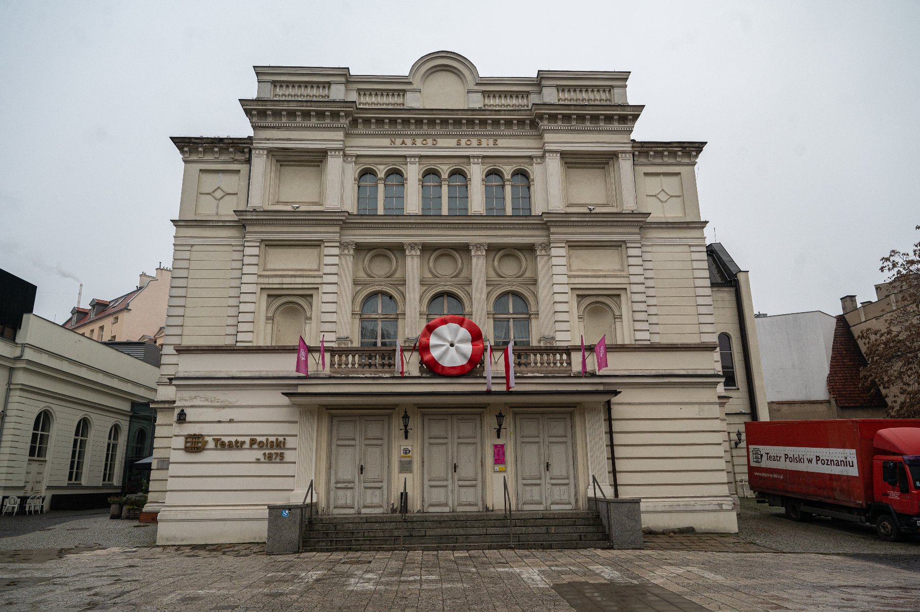 Na zdjęciu budynek teatru widziany od frontu - grafika rozmowy