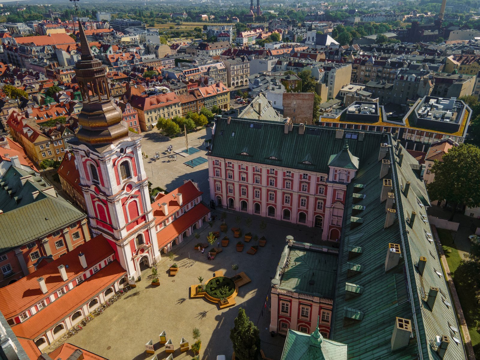 Na zdjęciu panorama Poznania z lotu ptaka, w centrum dziedziniec urzędu i plac Kolegiacki - grafika rozmowy