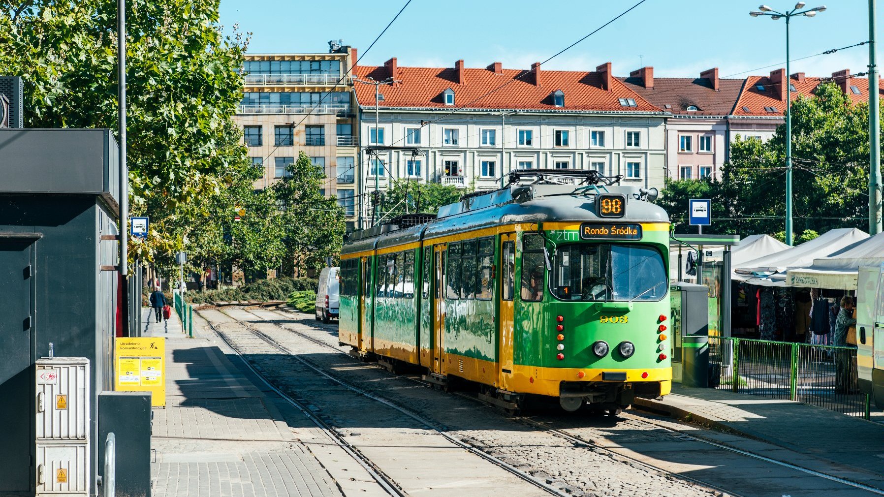 Tramwaj linii 98 na placu Wielkopolskim - grafika rozmowy