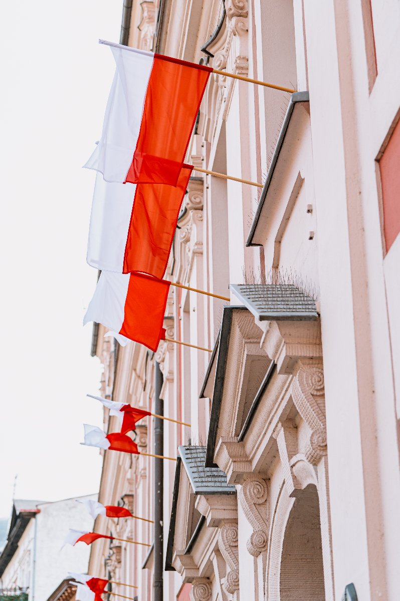 Galeria zdjęć flag w Dniu Flagi - grafika rozmowy