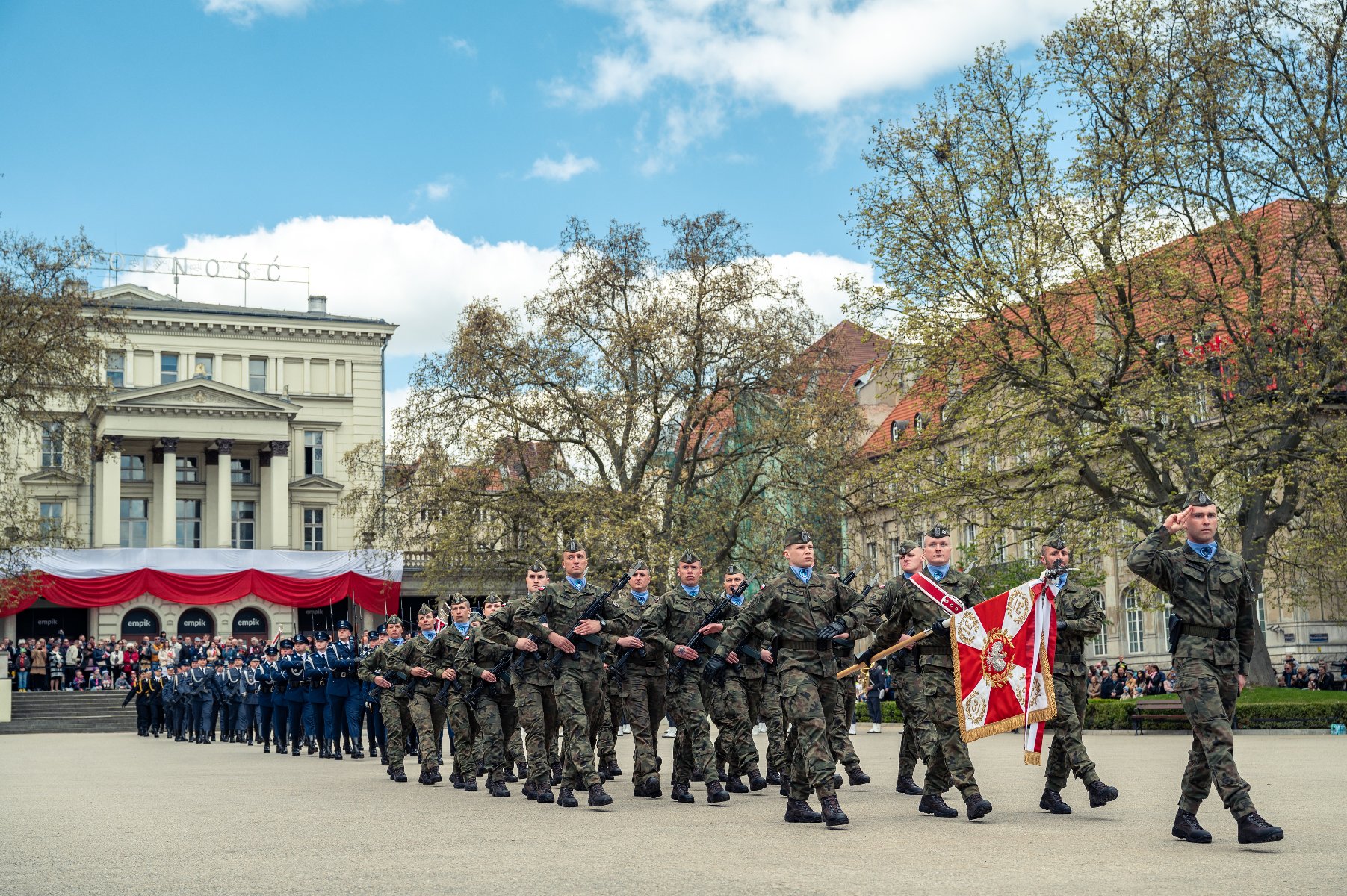 Galeria zdjęć przedstawia obchody Święta Konstytucji 3 Maja w Poznaniu. - grafika rozmowy