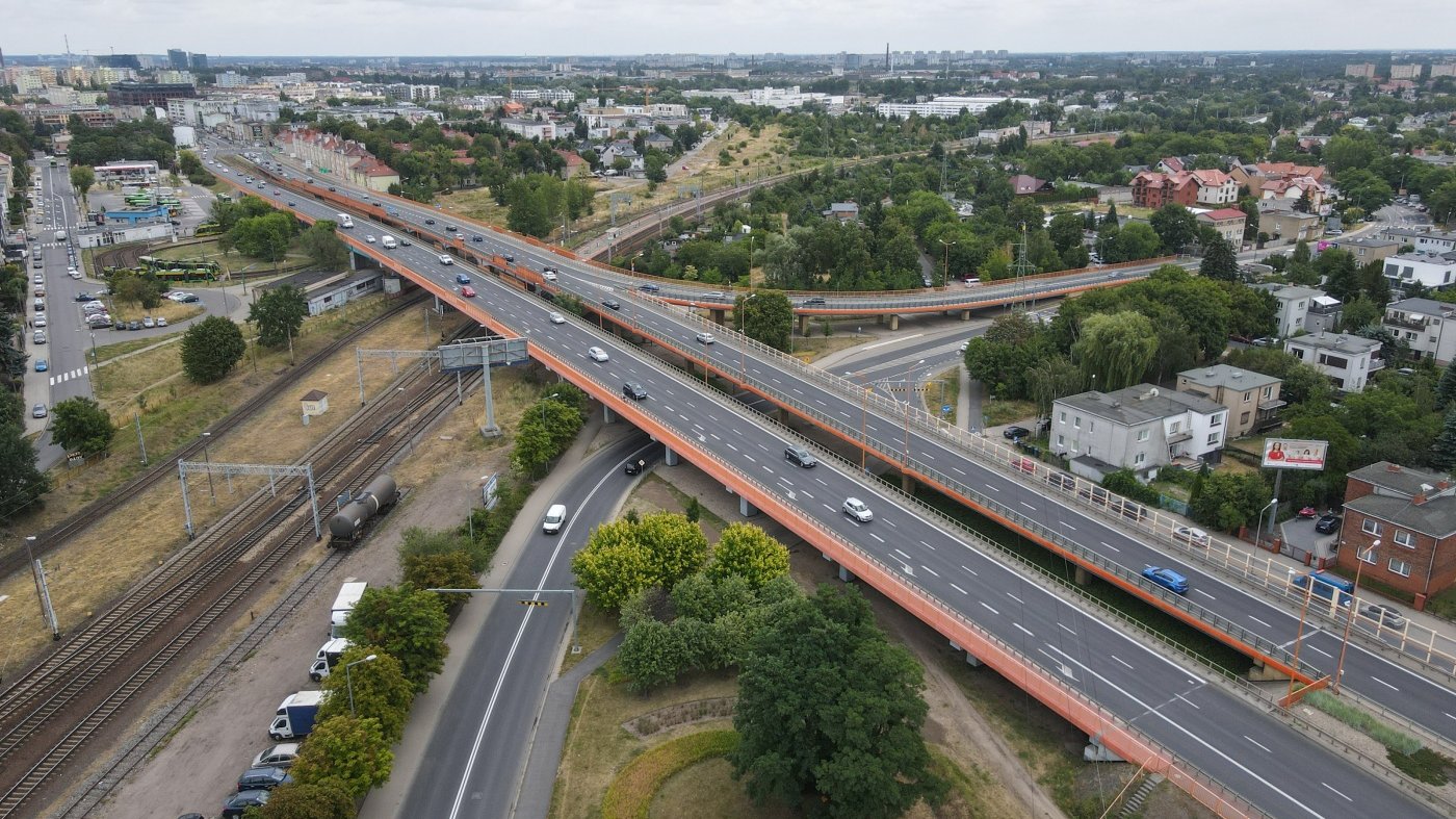 Widok na wiadukt Kosynierów Górczyńskich z lotu ptaka