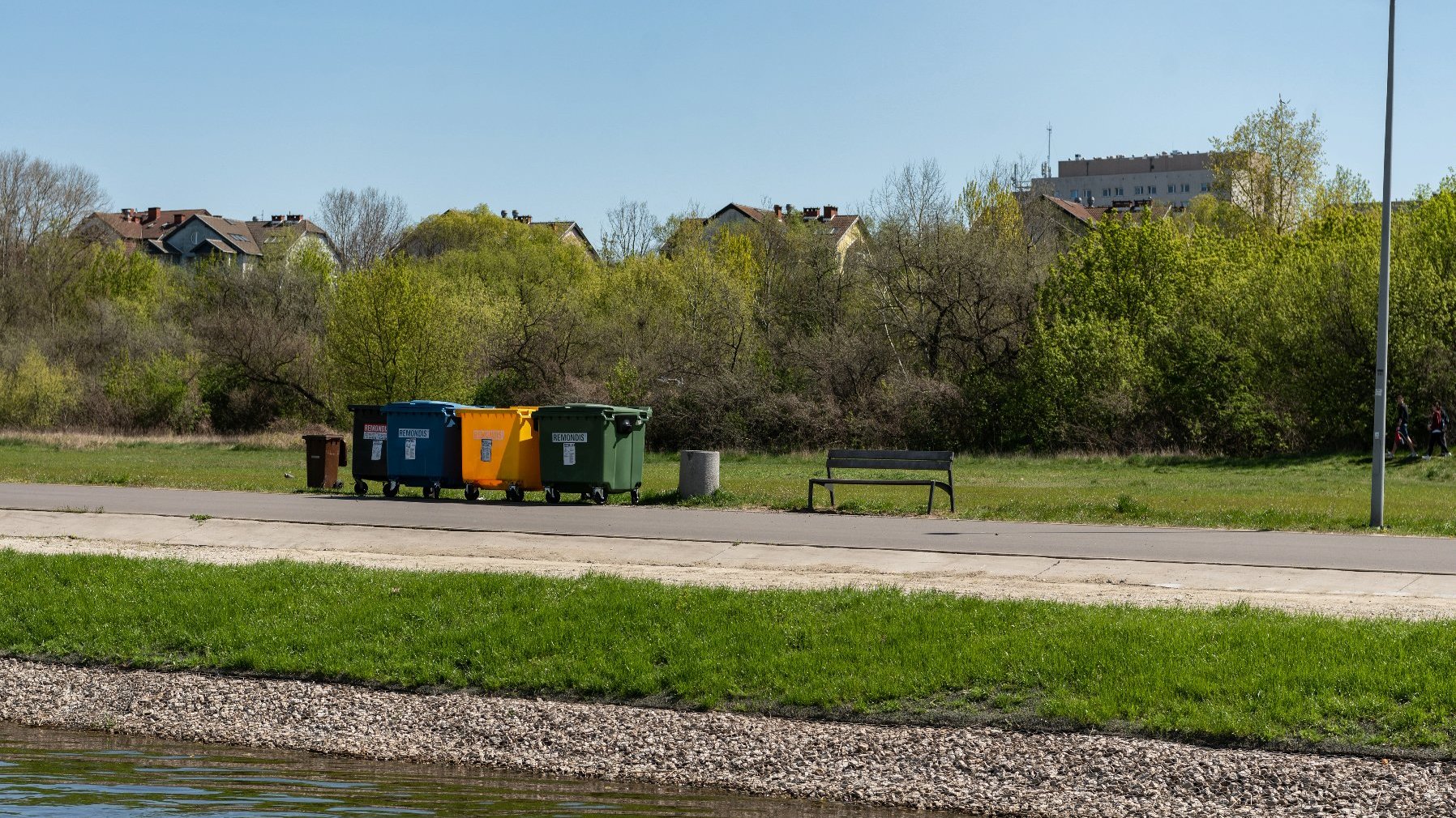 Galeria zdjęć przedstawia pojemniki na odpady oraz ludzi wypoczywającyc nad Wartą.