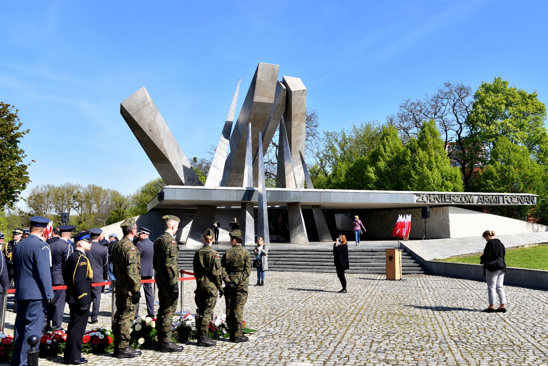 Galeria zdjęć z uroczystości upamiętnienia zakończenia wojny - grafika rozmowy