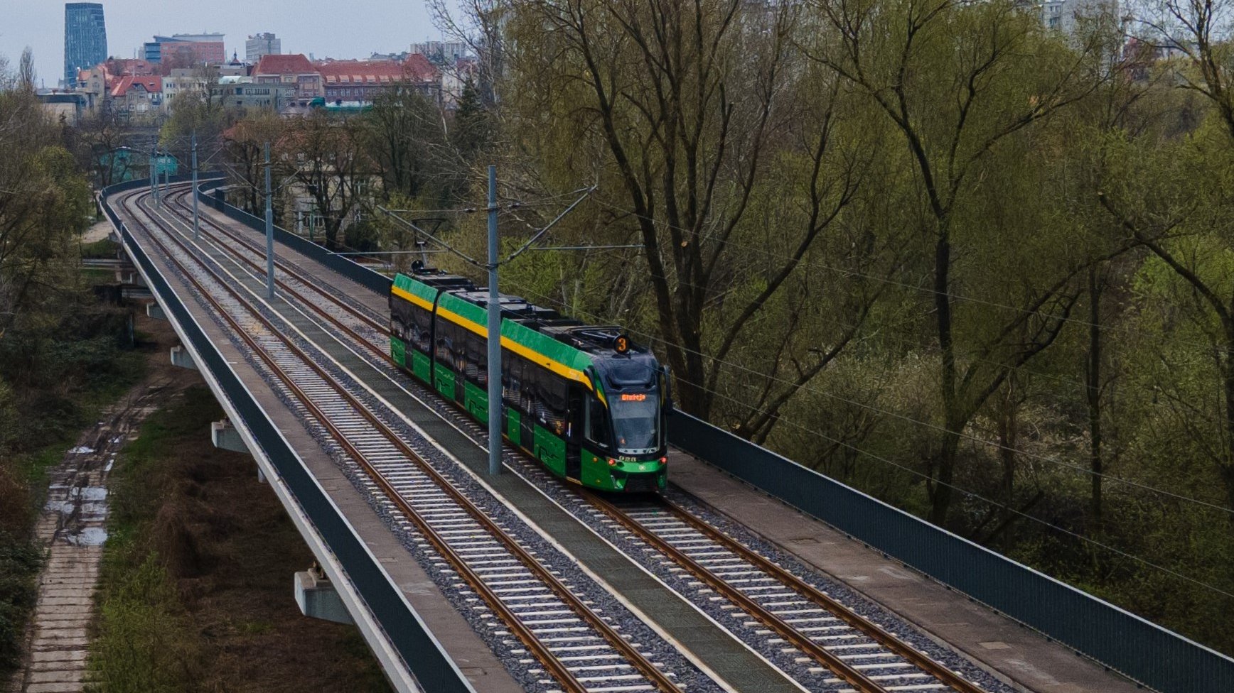 Tramwaj na estakadzie Pestki