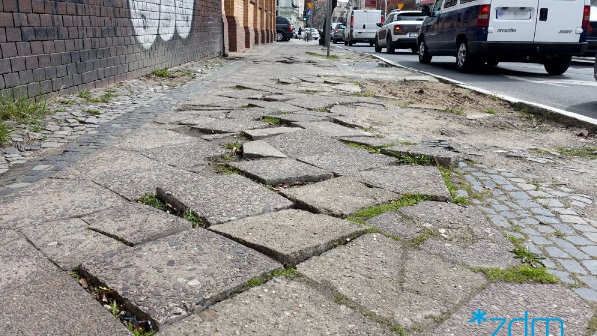 Chodnik po północnej stronie ul. Wyspiańskiego przed remontem