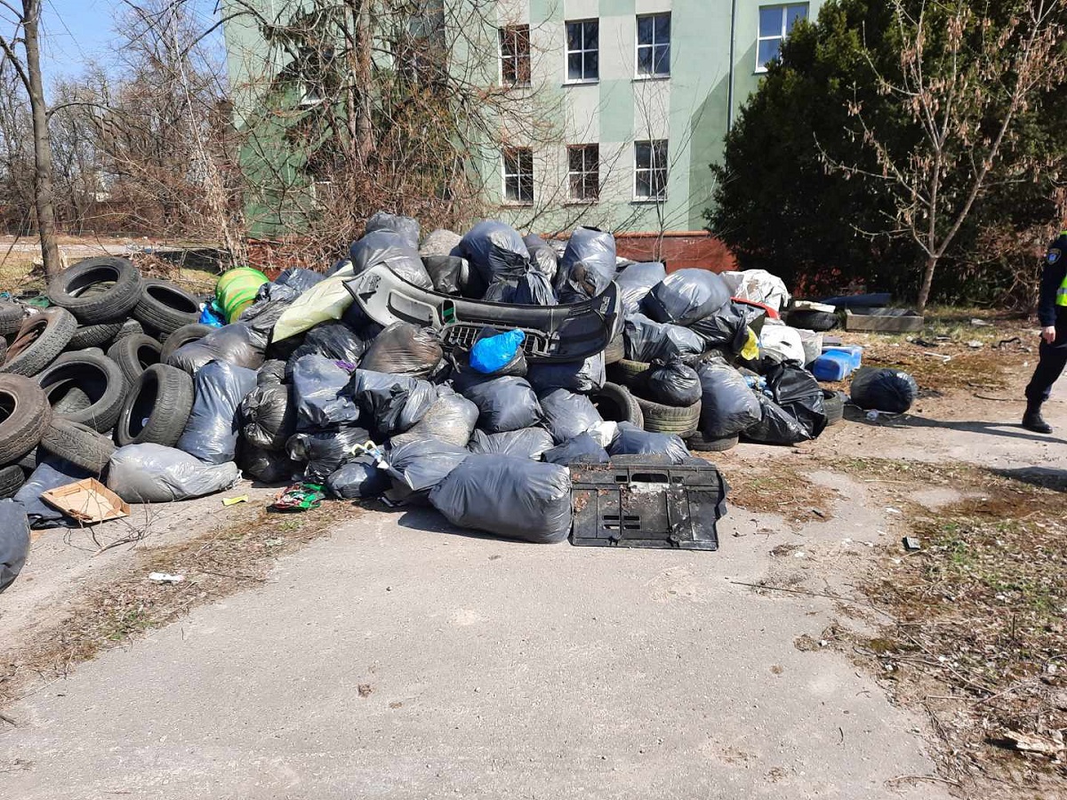 Na zdjęciu sterta śmieci z oponami - grafika rozmowy