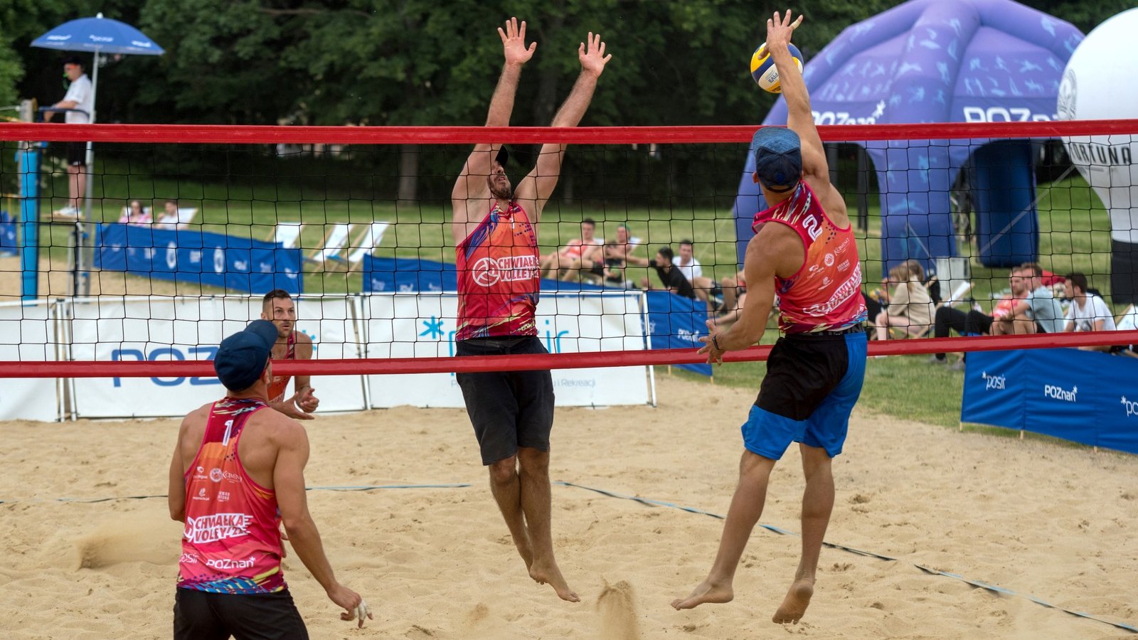 Mecz męskich drużyn w siatkówkę plażową