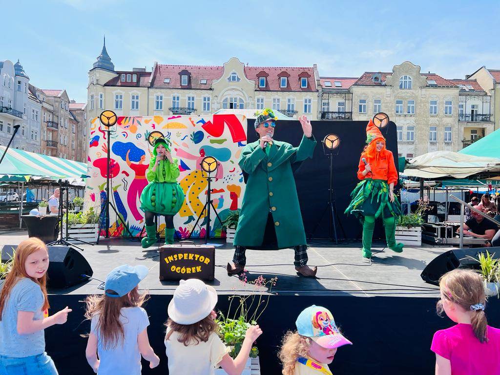 Galeria zdjęć przedstawia pierwszą edycję Food Truck Party. Na fotografiach widać food trucki oraz animacje dla dzieci. - grafika rozmowy