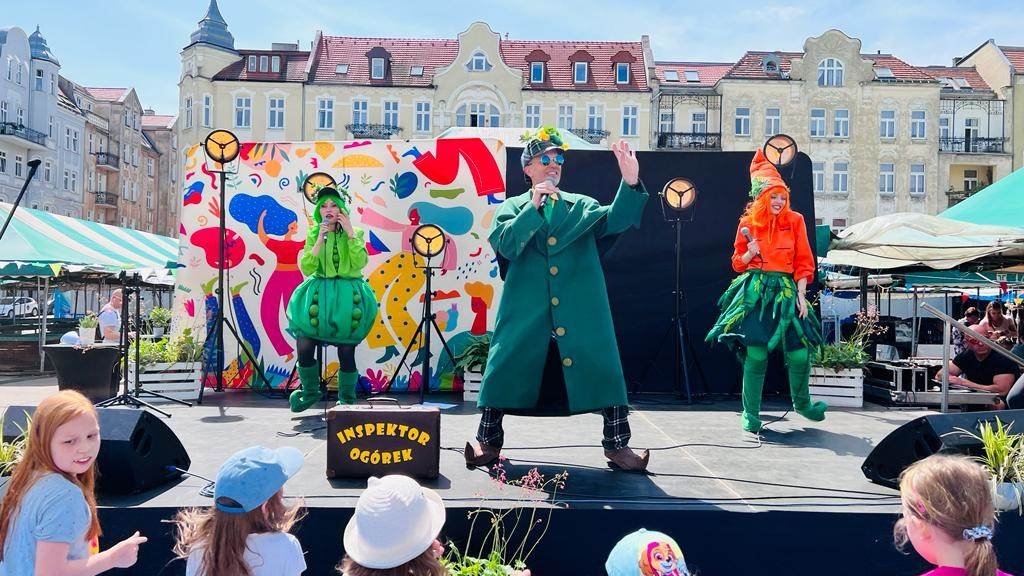 Galeria zdjęć przedstawia pierwszą edycję Food Truck Party. Na fotografiach widać food trucki oraz animacje dla dzieci.