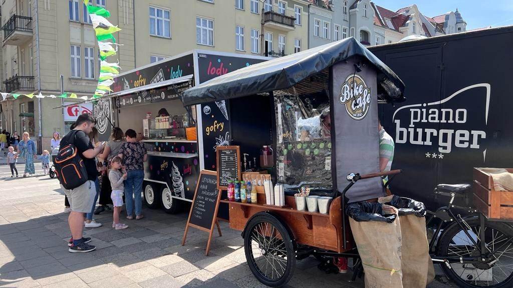 Galeria zdjęć przedstawia pierwszą edycję Food Truck Party. Na fotografiach widać food trucki oraz animacje dla dzieci.