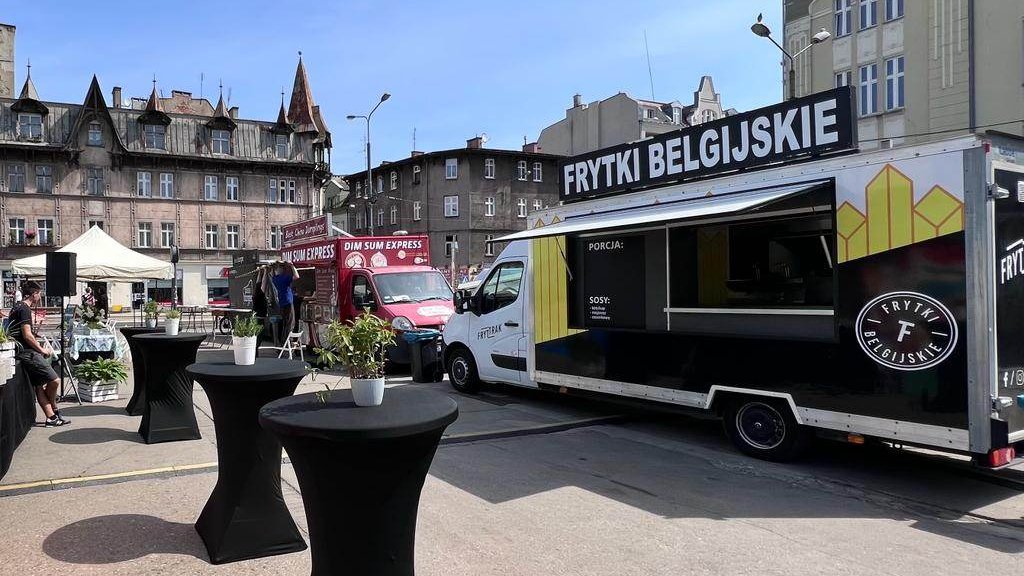 Galeria zdjęć przedstawia pierwszą edycję Food Truck Party. Na fotografiach widać food trucki oraz animacje dla dzieci.