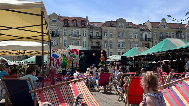 Galeria zdjęć przedstawia pierwszą edycję Food Truck Party. Na fotografiach widać food trucki oraz animacje dla dzieci.