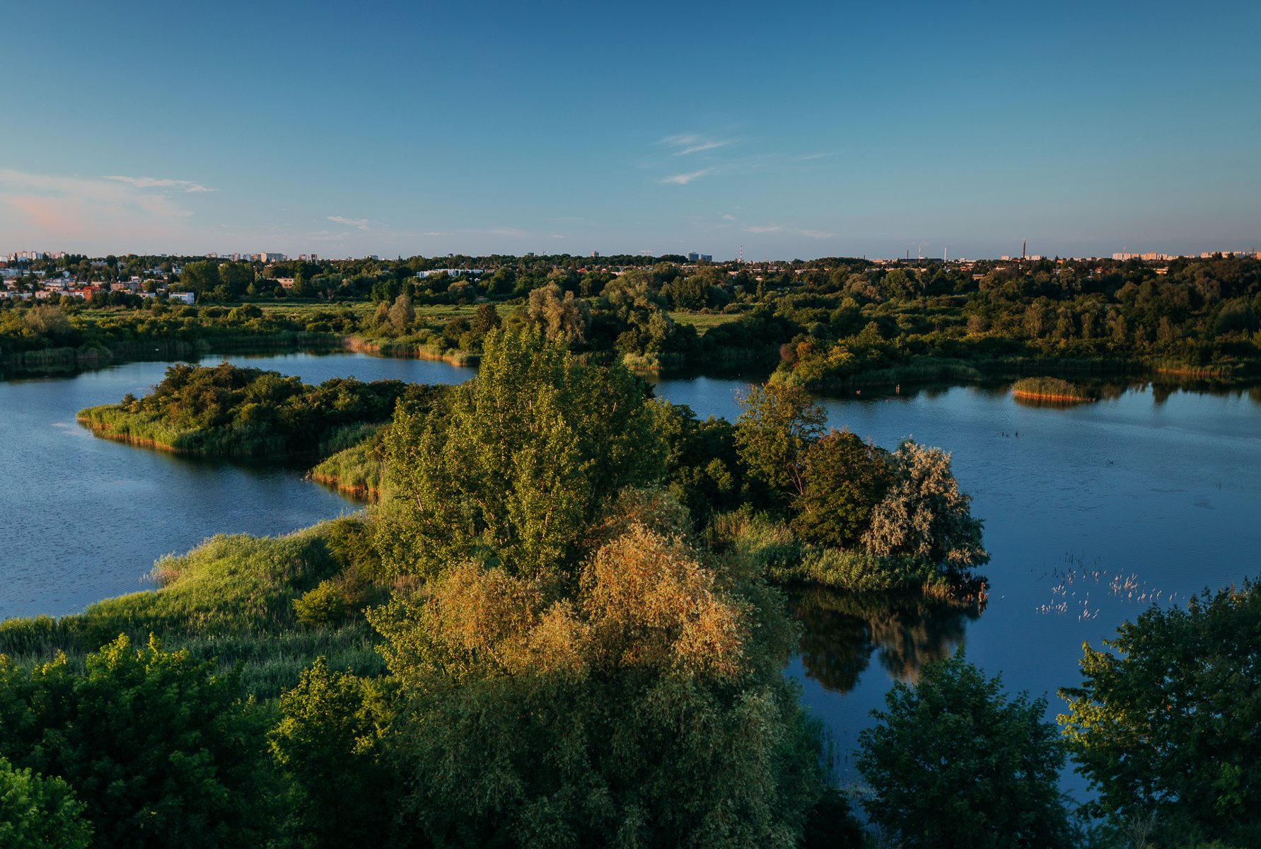 Galeria zdjęć z widokiem z wieży widokowej na tereny wód i zieleni oraz sama wieża - grafika rozmowy