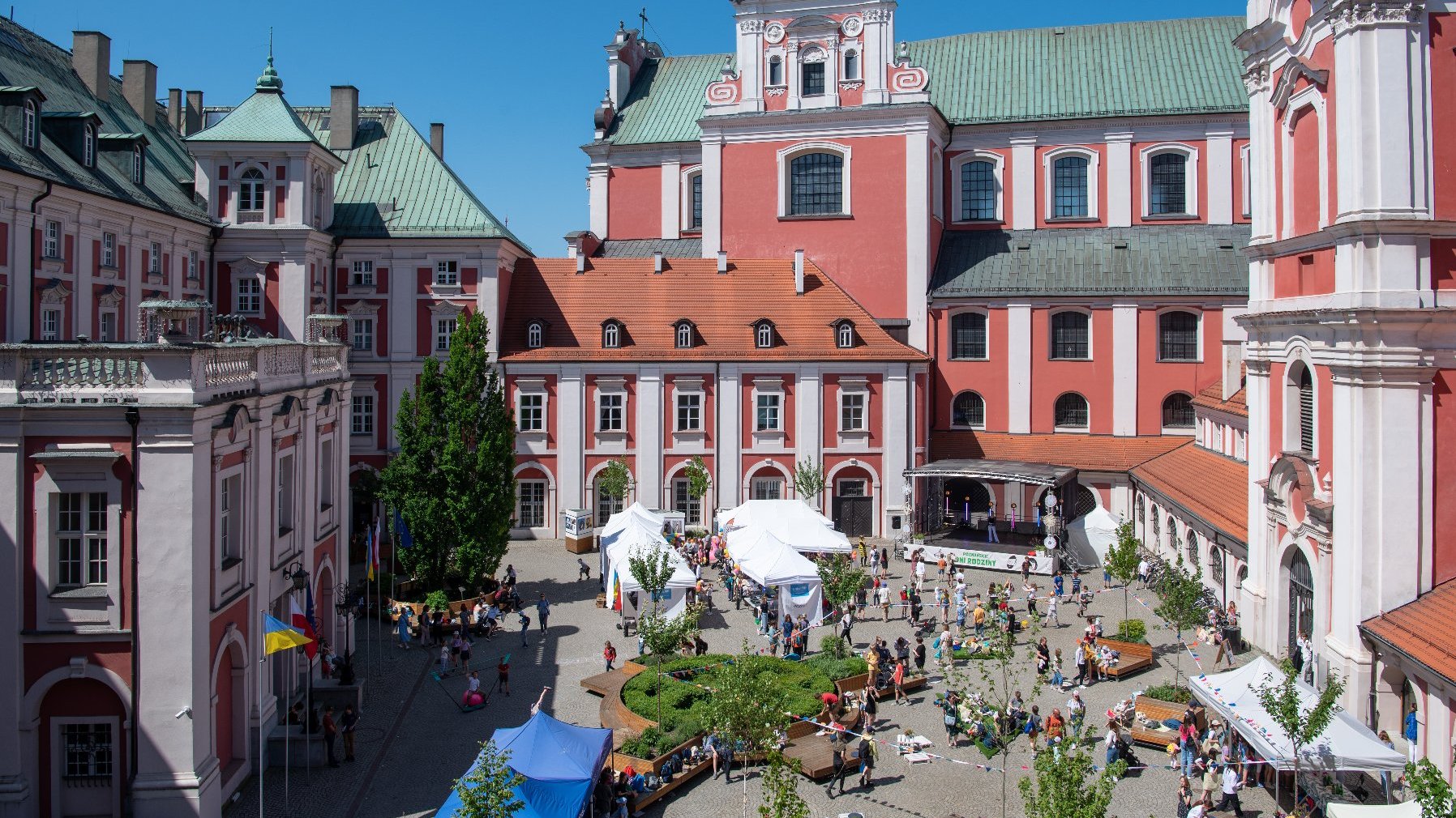 Na zdjęciu dziedziniec urzędu widziany z lotu ptaka, na nim dzieci