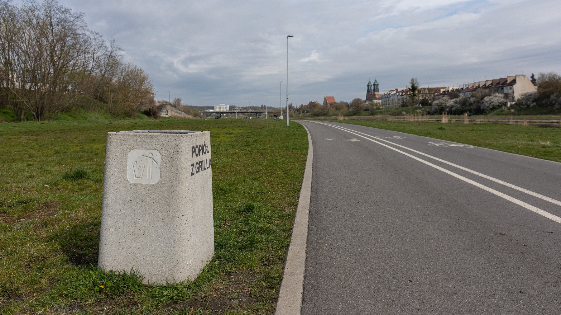 Galeria zdjęć przedstawia kosze na śmieci nad Wartą. Niektóre z nich są nadpalone.