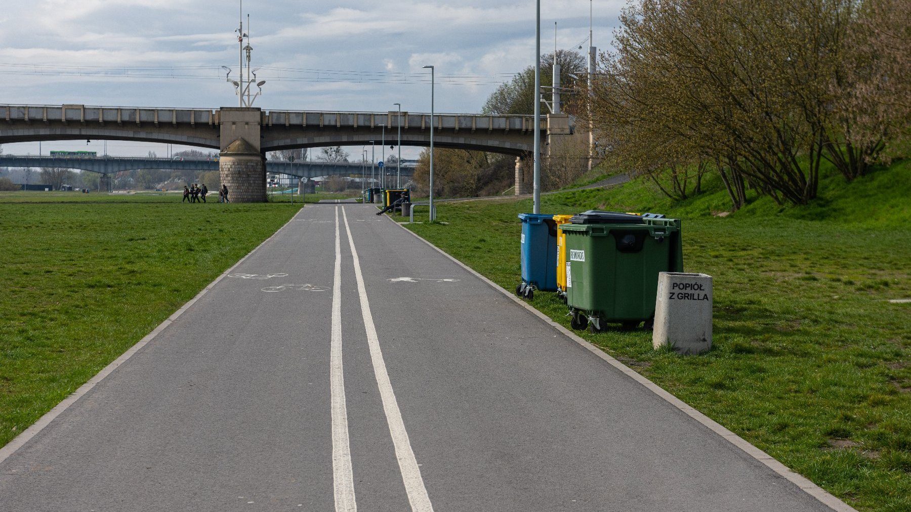 Galeria zdjęć przedstawia kosze na śmieci nad Wartą. Niektóre z nich są nadpalone.