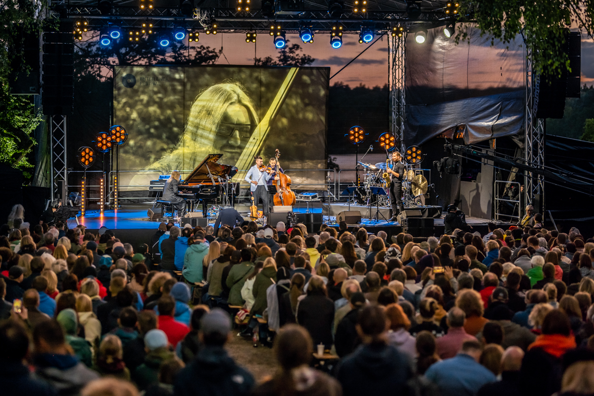 Zdjęcie z zeszłorocznego Enter Festivalu. Ludzie słuchający koncertu - grafika rozmowy