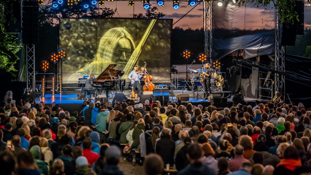 Zdjęcie z zeszłorocznego Enter Festivalu. Ludzie słuchający koncertu