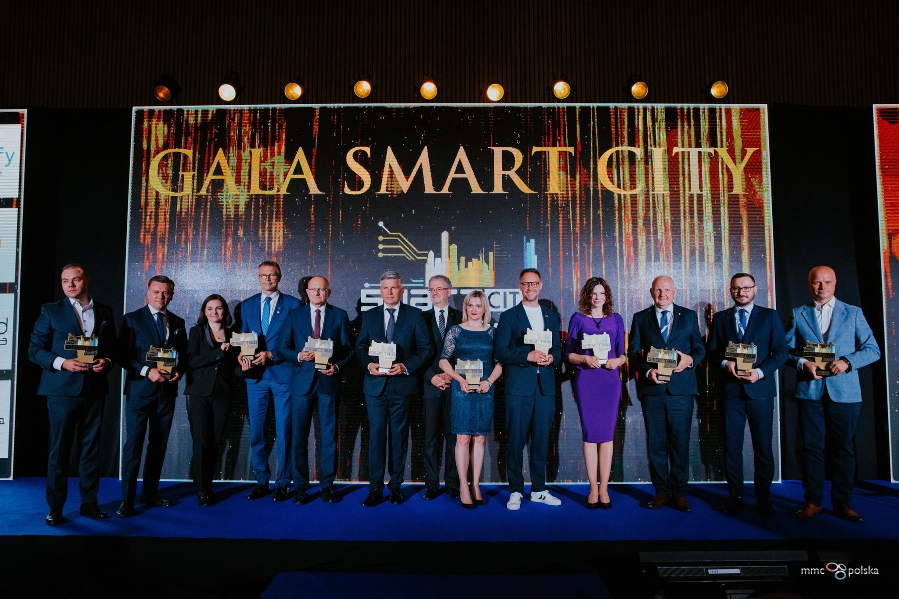 Galeria zdjęć przedstawia galę rozdania nagród "Smart City Awards". - grafika rozmowy