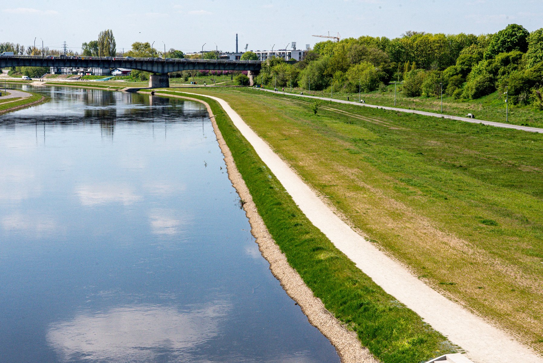 Na zdjęciu widok na rzekę oraz tereny zielone przy niej - grafika rozmowy