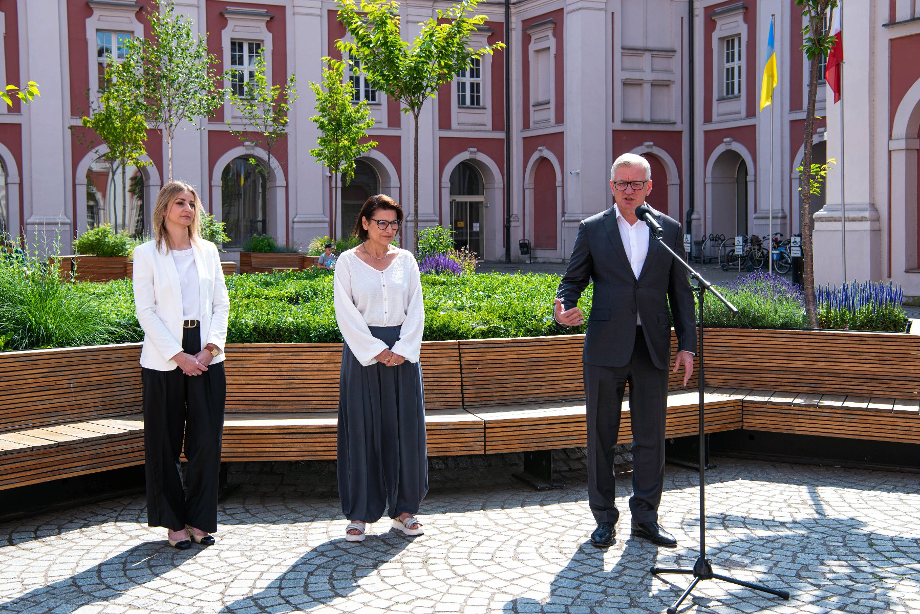 Galeria zdjęc z konferencji prasowej prezydenta miasta, radnej oraz wicedyrektorki szkoły na wolnym dziedzińcu UMP - grafika rozmowy