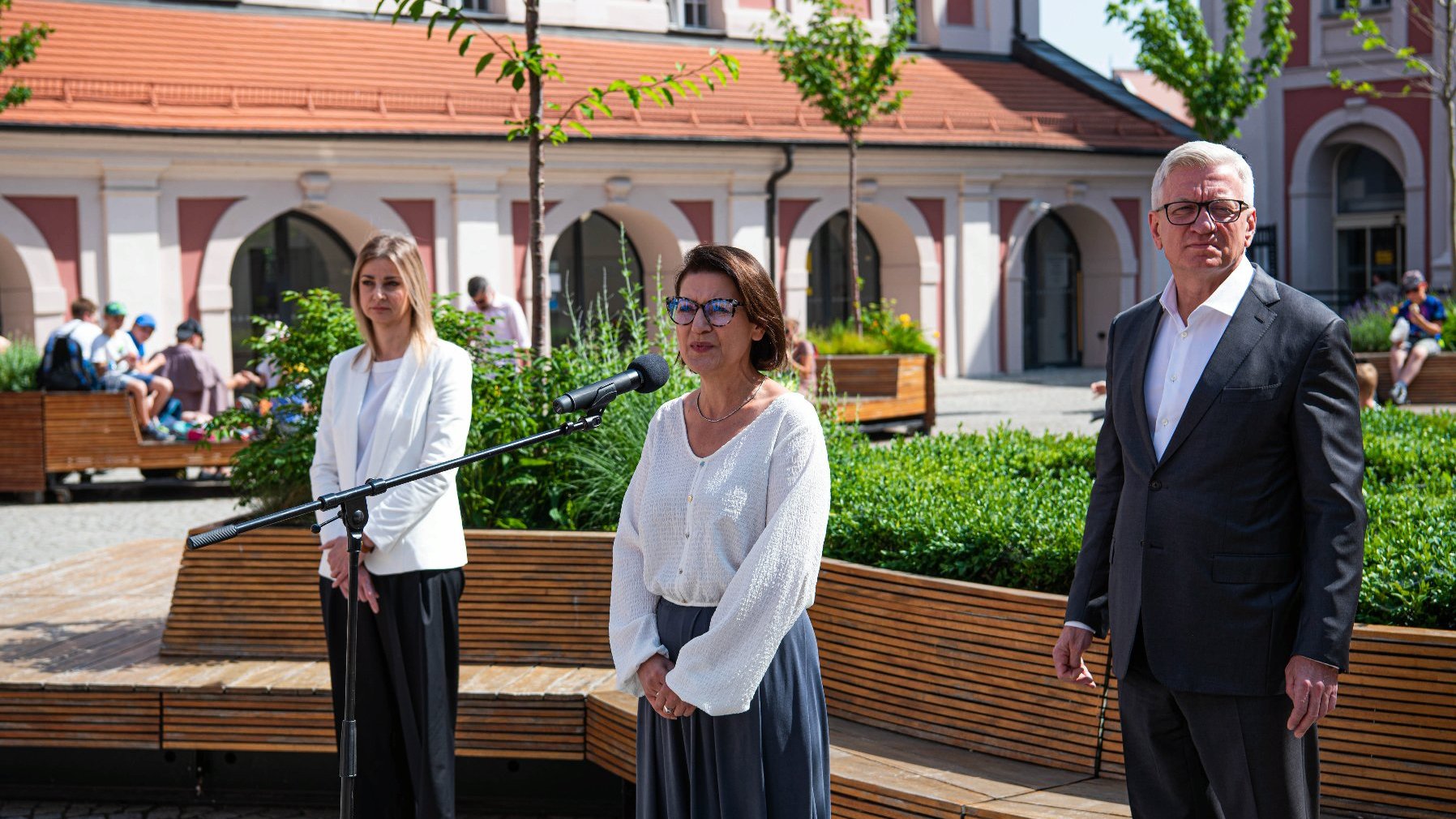 Galeria zdjęc z konferencji prasowej prezydenta miasta, radnej oraz wicedyrektorki szkoły na wolnym dziedzińcu UMP