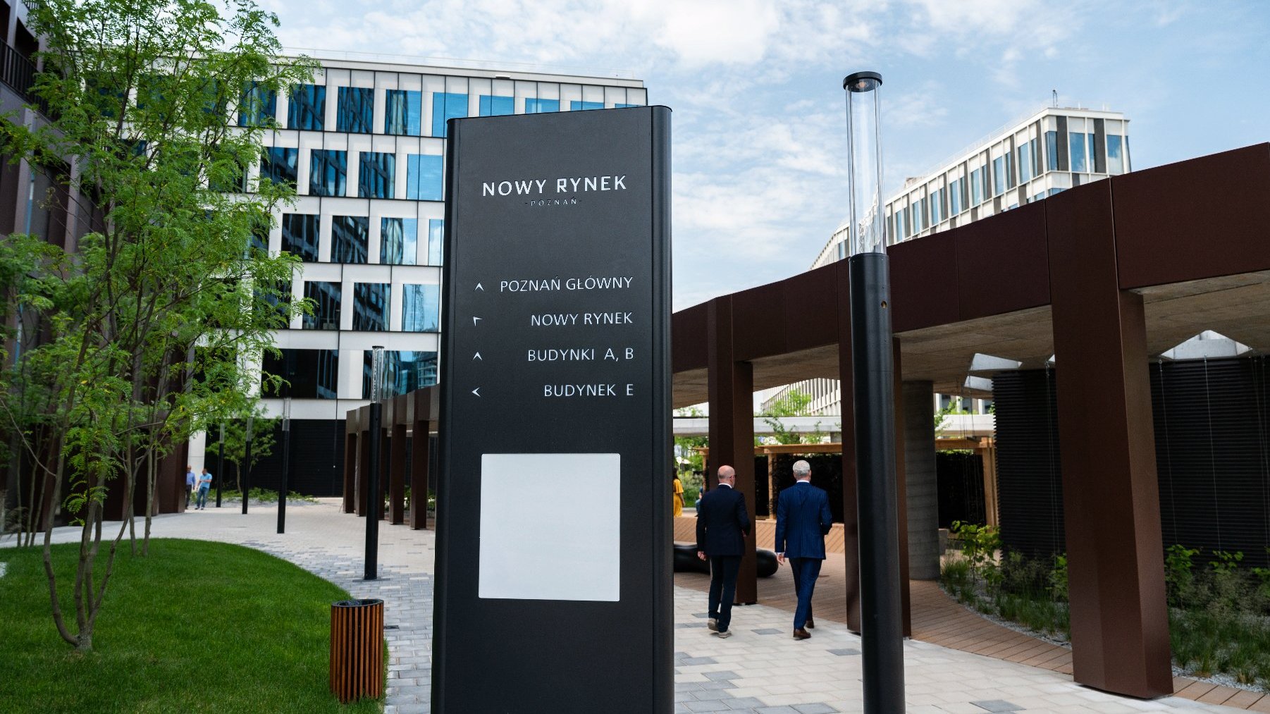 Galeria zdjęć przedstawia uroczystość otwarcia placu w kompleksie biurowców Nowy Rynek.