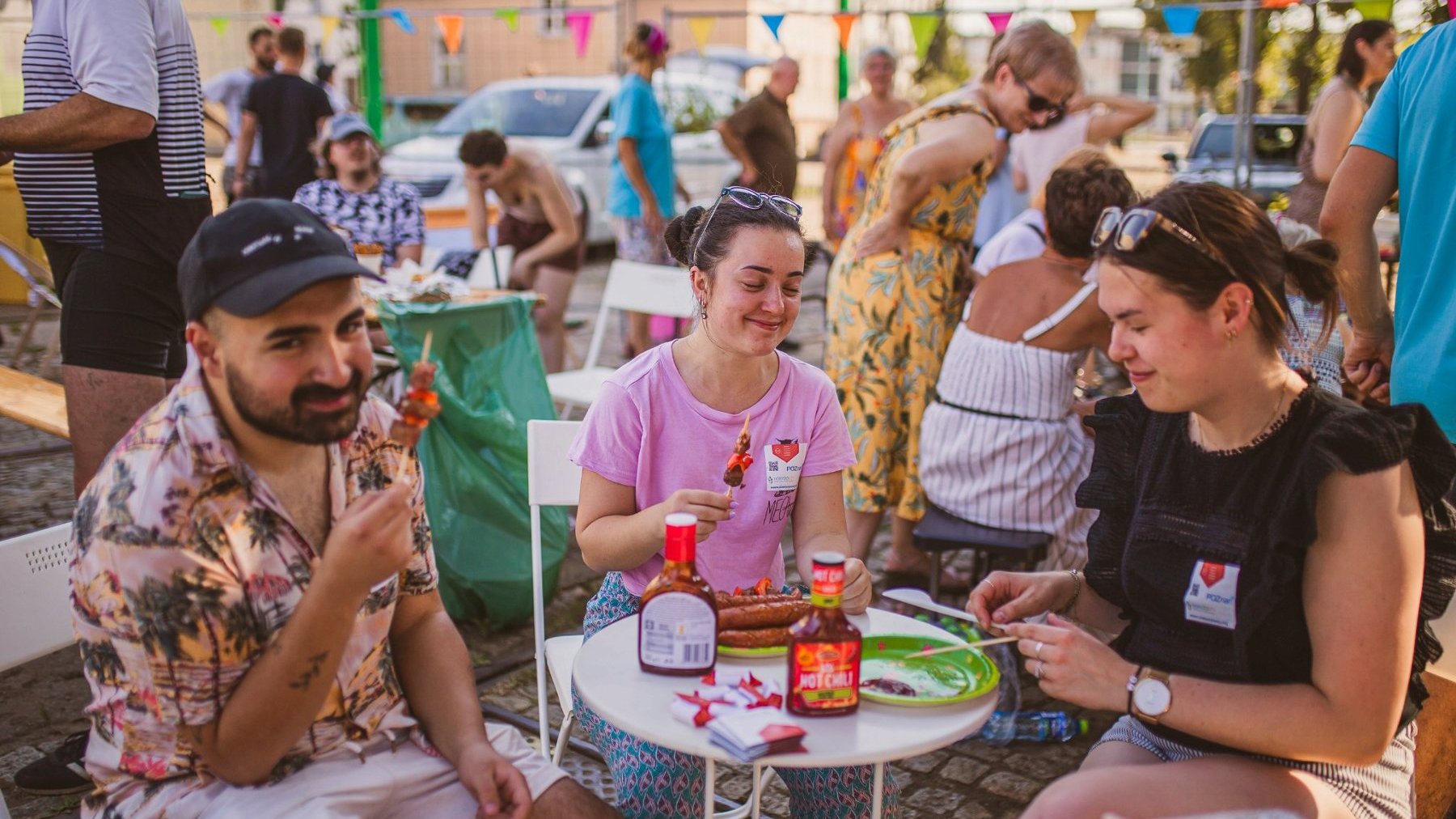 Galeria zdjęć przedstawia imprezę CIL and Grill. Na zdjęciach widać siędzących obok siebie, uśmiechniętych ludzi.