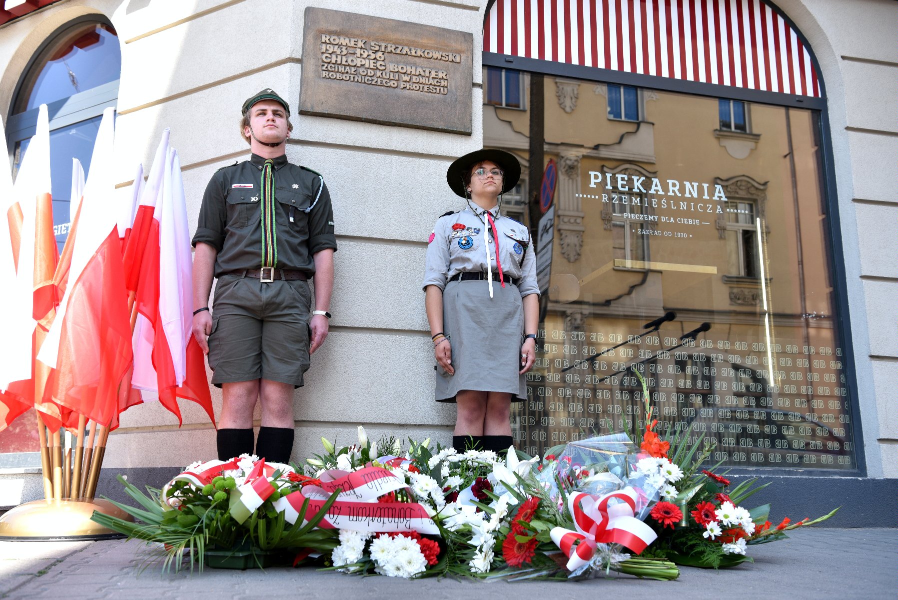 Galeria zdjęć z uroczystości związanych z obchodami Czerwca '56 - grafika rozmowy