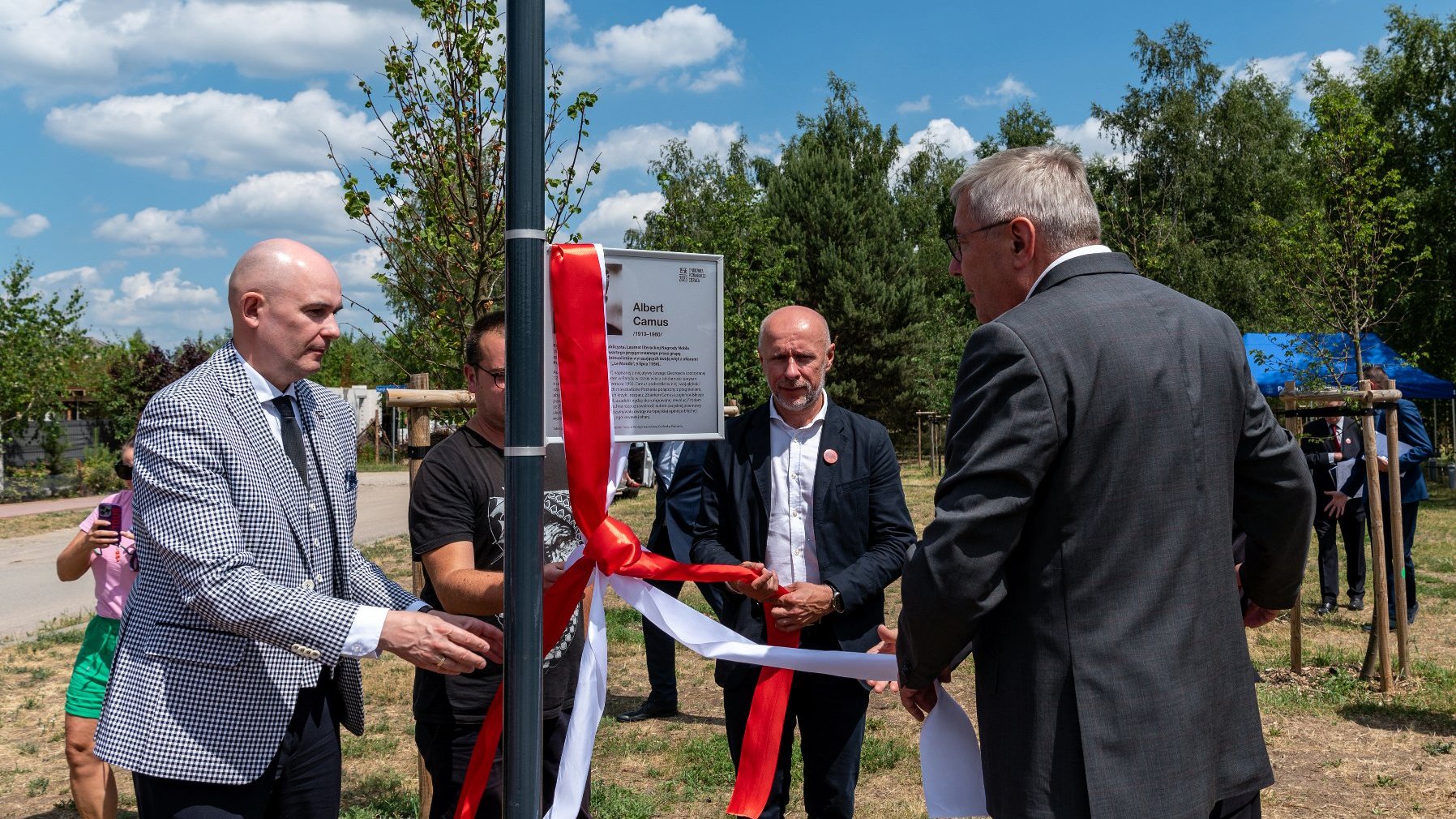 Galeria zdjęć przedstawa otwacie parku im. Alberta Camus.