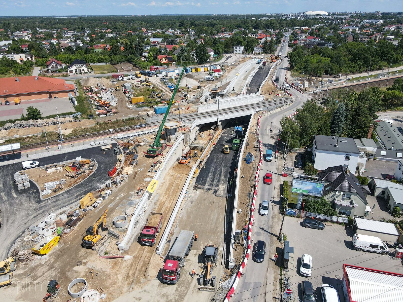 Na zdjęciu inwestycja widziana z lotu ptaka, w centrum widać wiadukt - grafika rozmowy