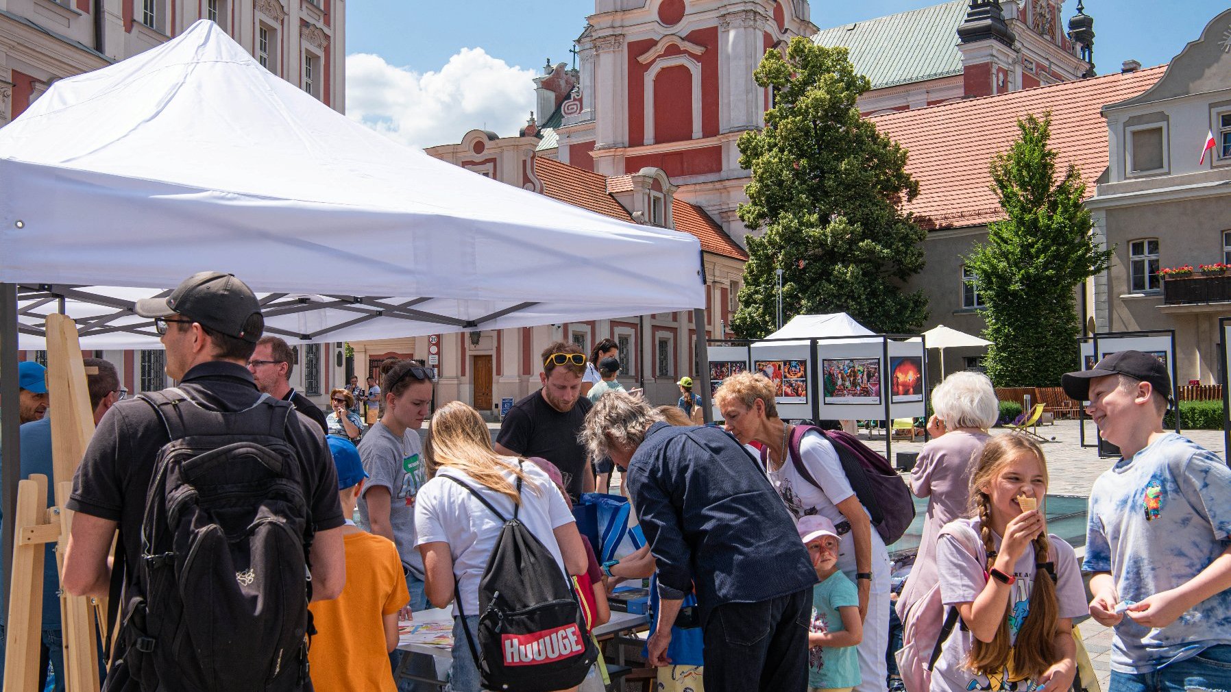 Na zdjęciu plac Kolegiacki, ludzie pod namiotem