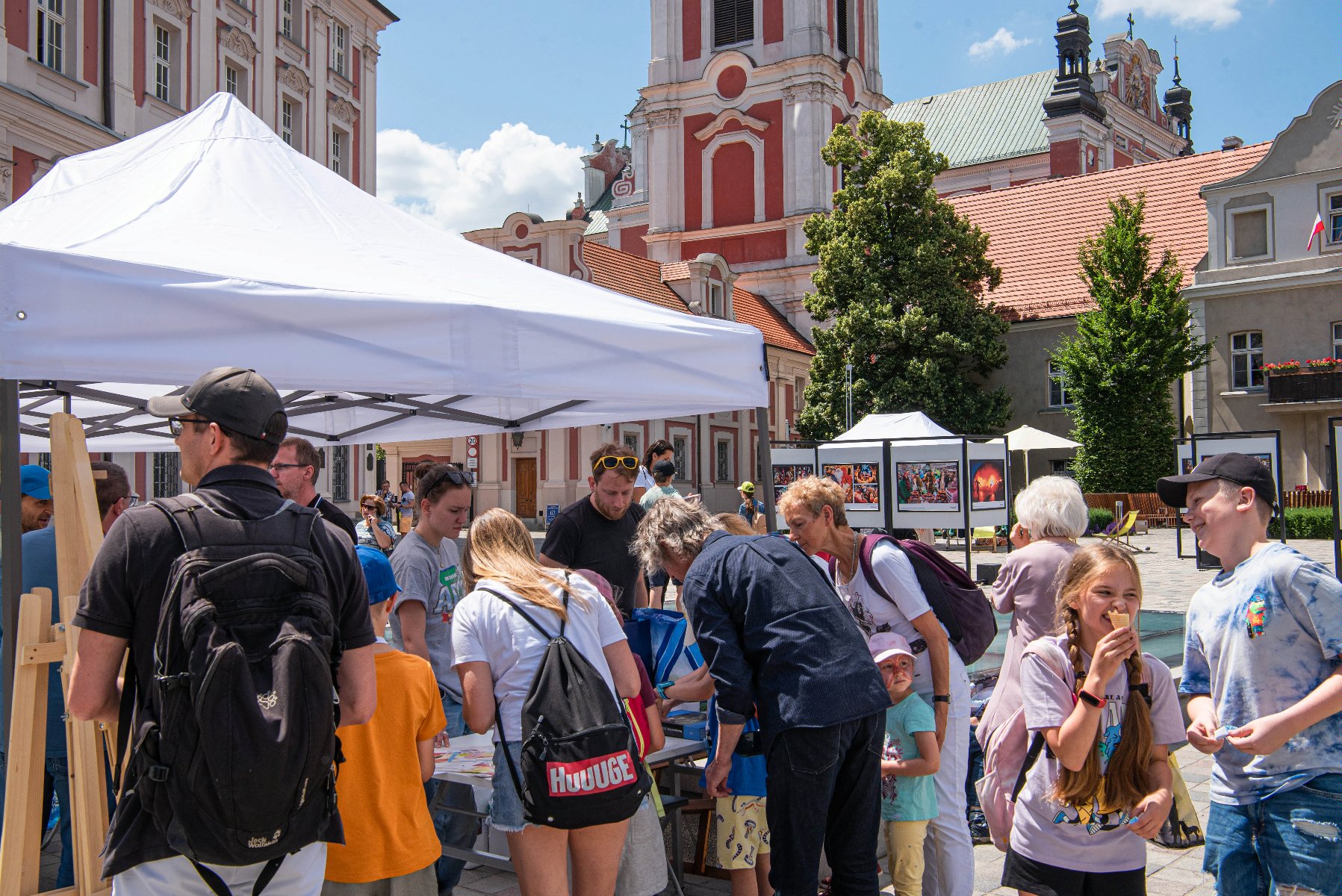 Na zdjęciu tłum ludzi przed stoiskiem - grafika rozmowy