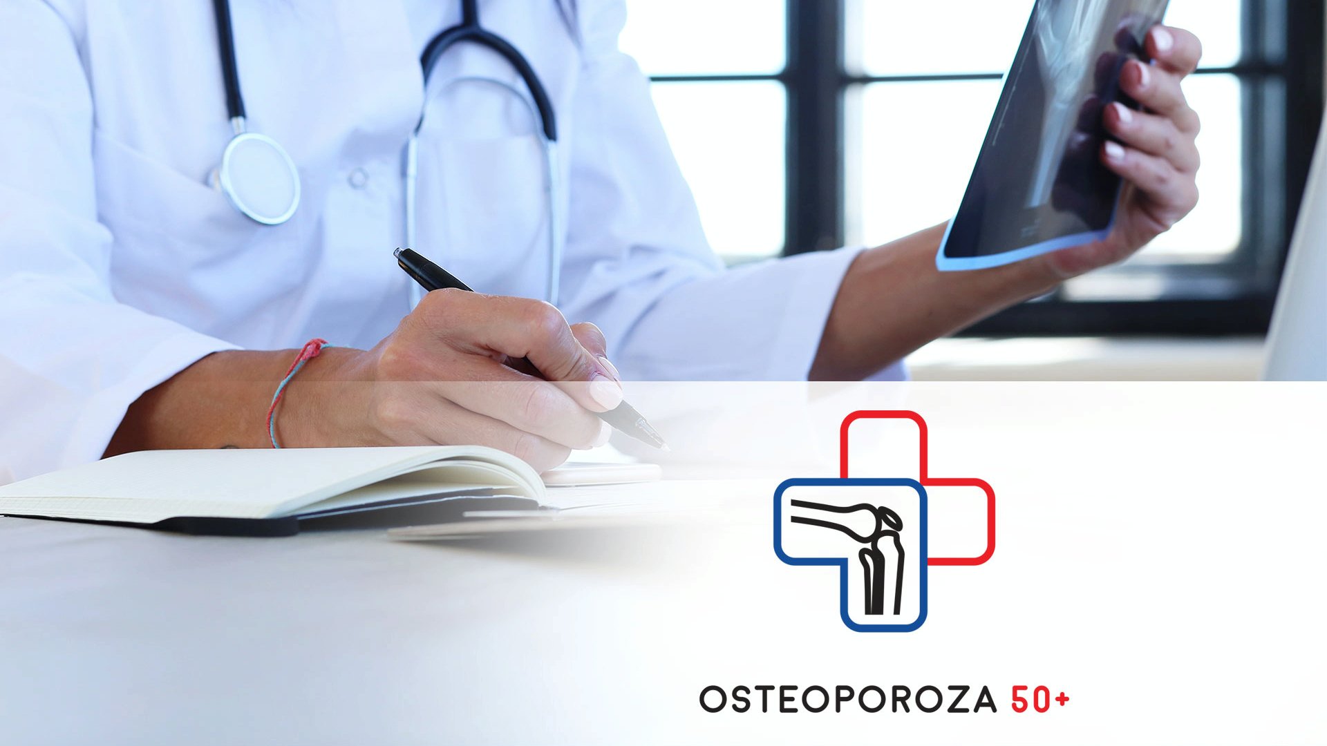 Grafika: widać ręce kogoś, kto pisze w zeszycie, drugą ręka trzymając zdjęcie RTG, poniżej napis: osteoporoza 50+ - grafika rozmowy