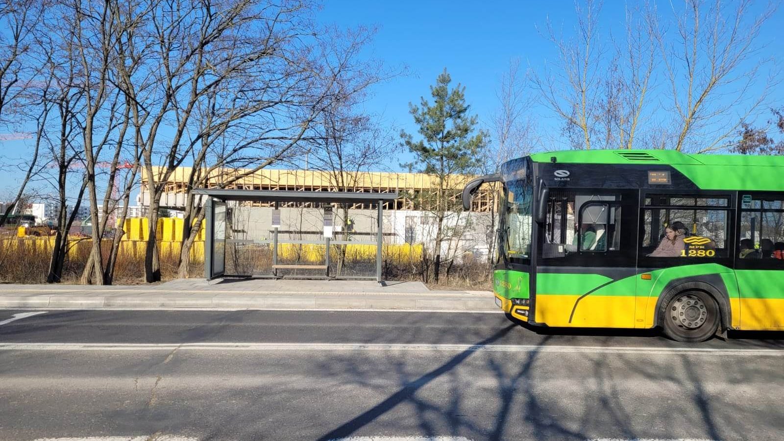 Przystanek "Literacka" i podjeżdżający do niego zielony autobus