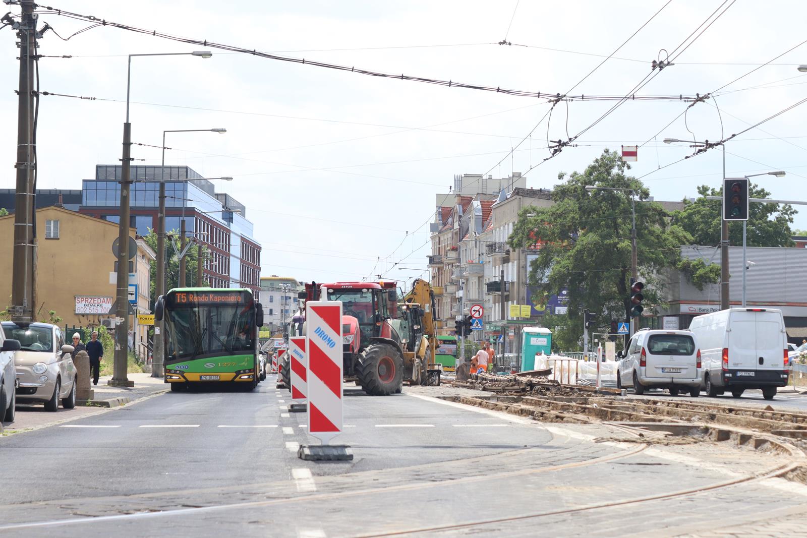 Autobus linii T5 na ul. Głogowskiej - grafika rozmowy