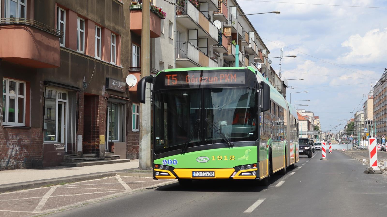 Autobus linii T5 na ul. Głogowskiej