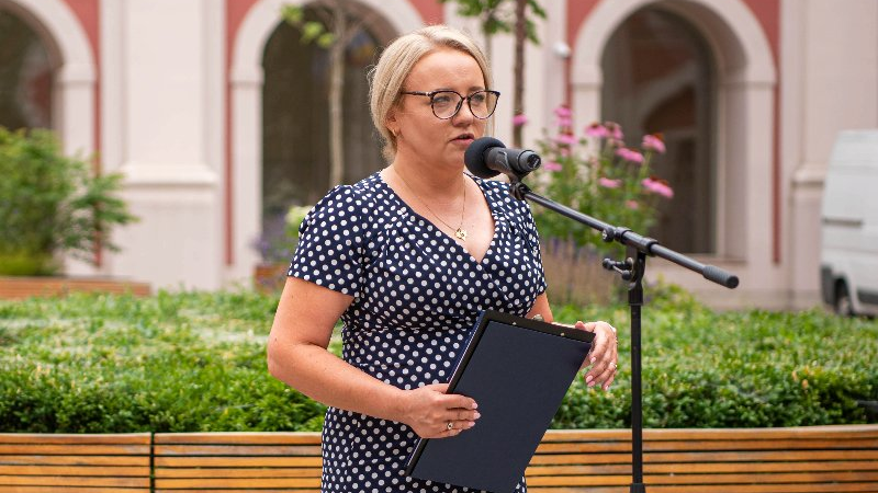 Na zdjeciu dyrektorka Wydziału Zdrowia i Spraw Społecznych przy mikrofonie na dziedzińcu miasta