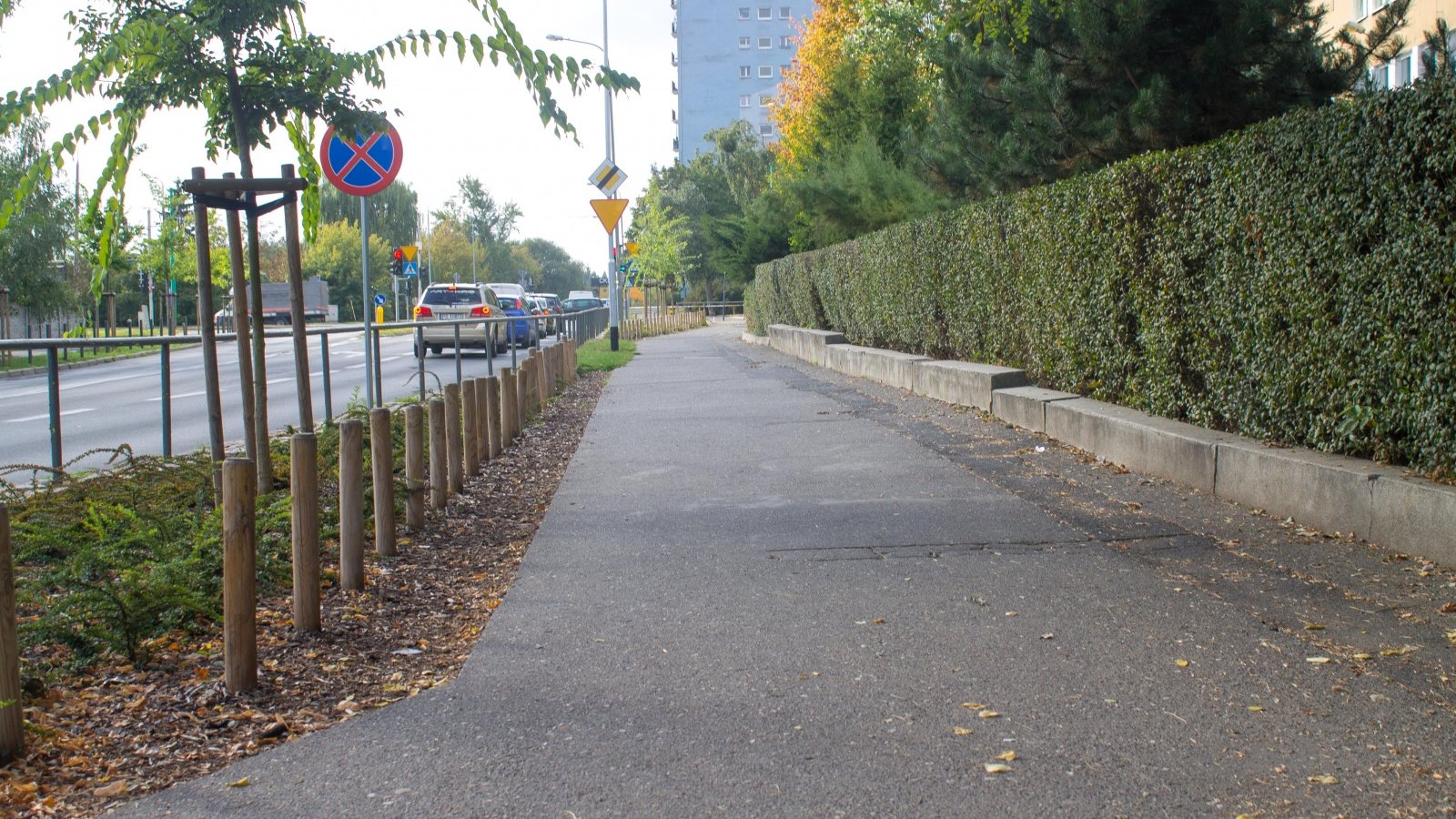 Chodnik przy ul. Dmowskiego, gdzie powstanie nowa droga rowerowa