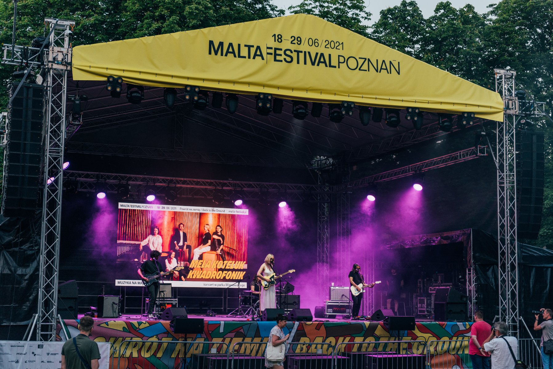 Na zdjęciu scena, nad nią napis: Malta Festival Poznań - grafika rozmowy