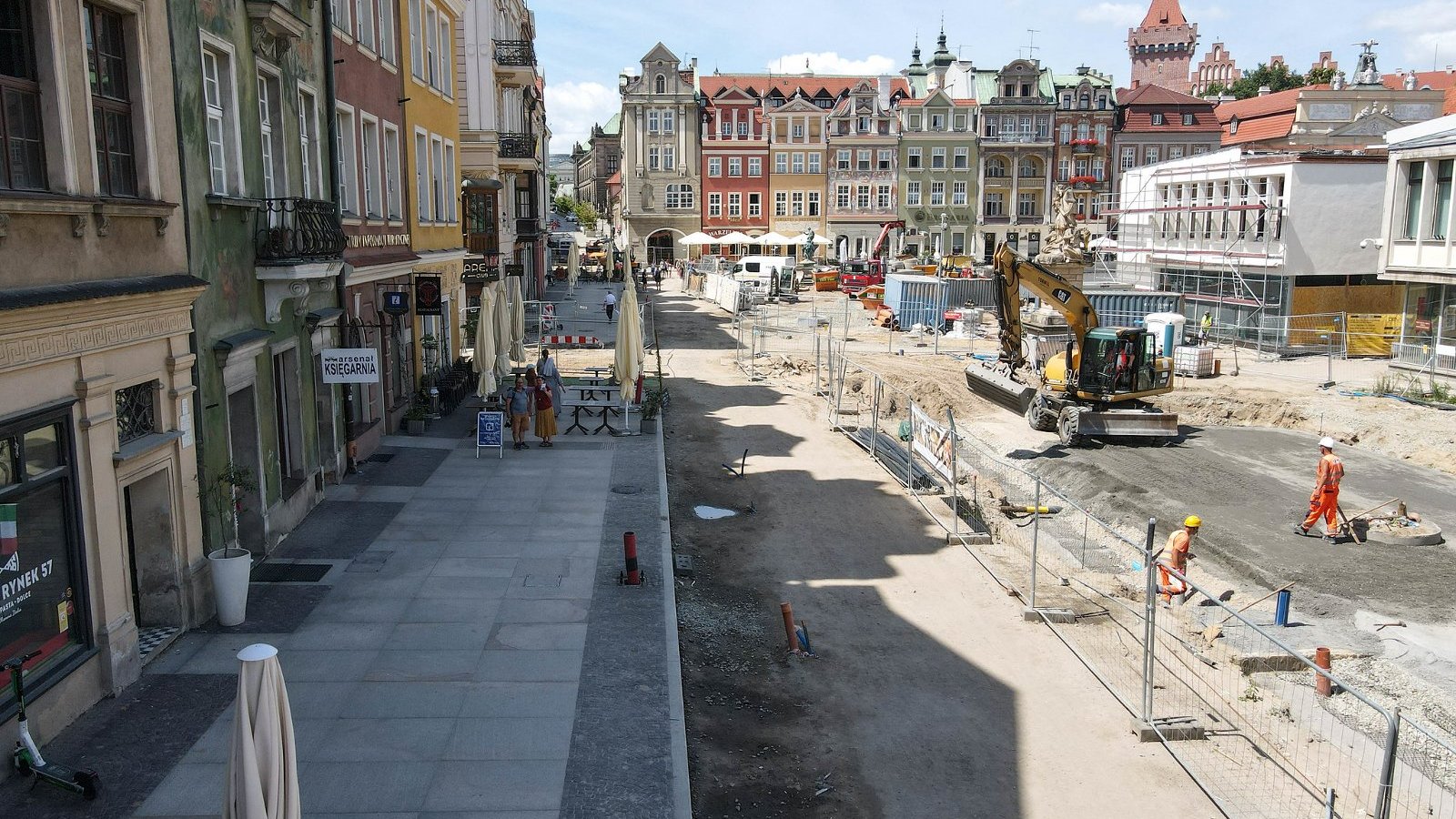 Zdjęcie pokazuje ułożony chodnik przy kamienicach i plac budowy na reszcie płyty Starego Rynku