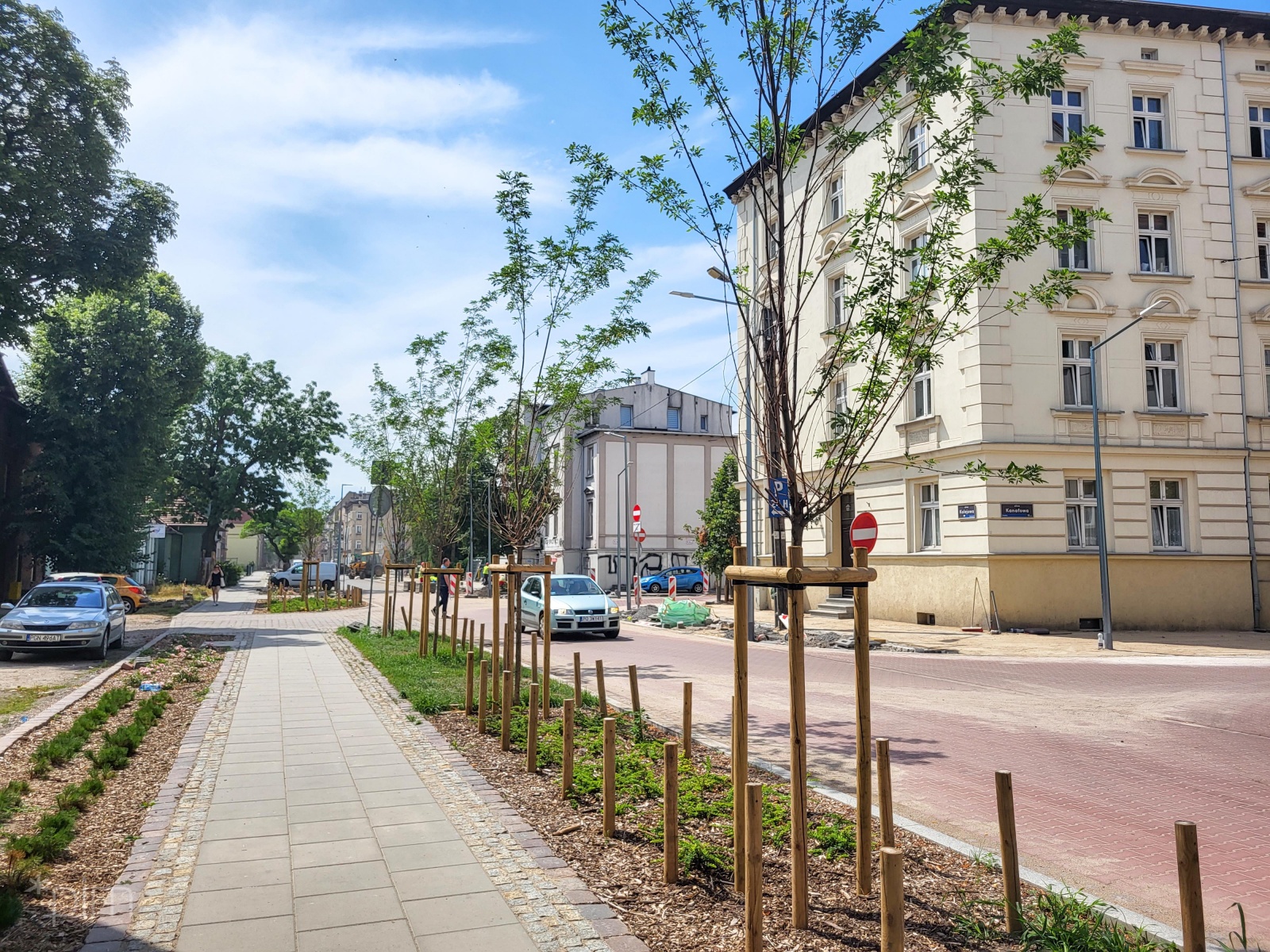 Galeria zdjęć przedstawia ulicę Kolejową. Na zdjęciach widać nowy bruk i nawierzchnię, a także nowe nasadzenia - drzewa i krzewy. - grafika rozmowy