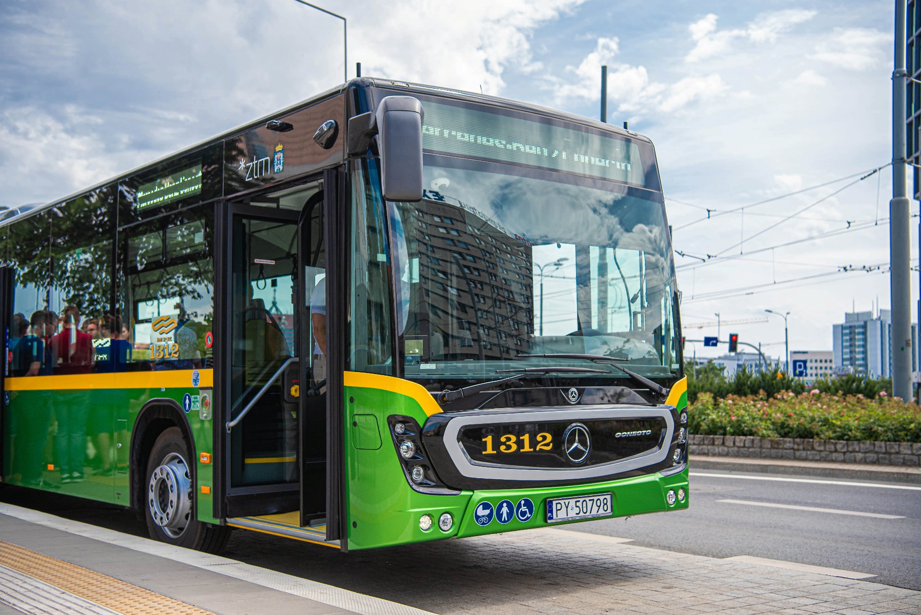 Na zdjęciu autobus stojący na przystanku - grafika rozmowy