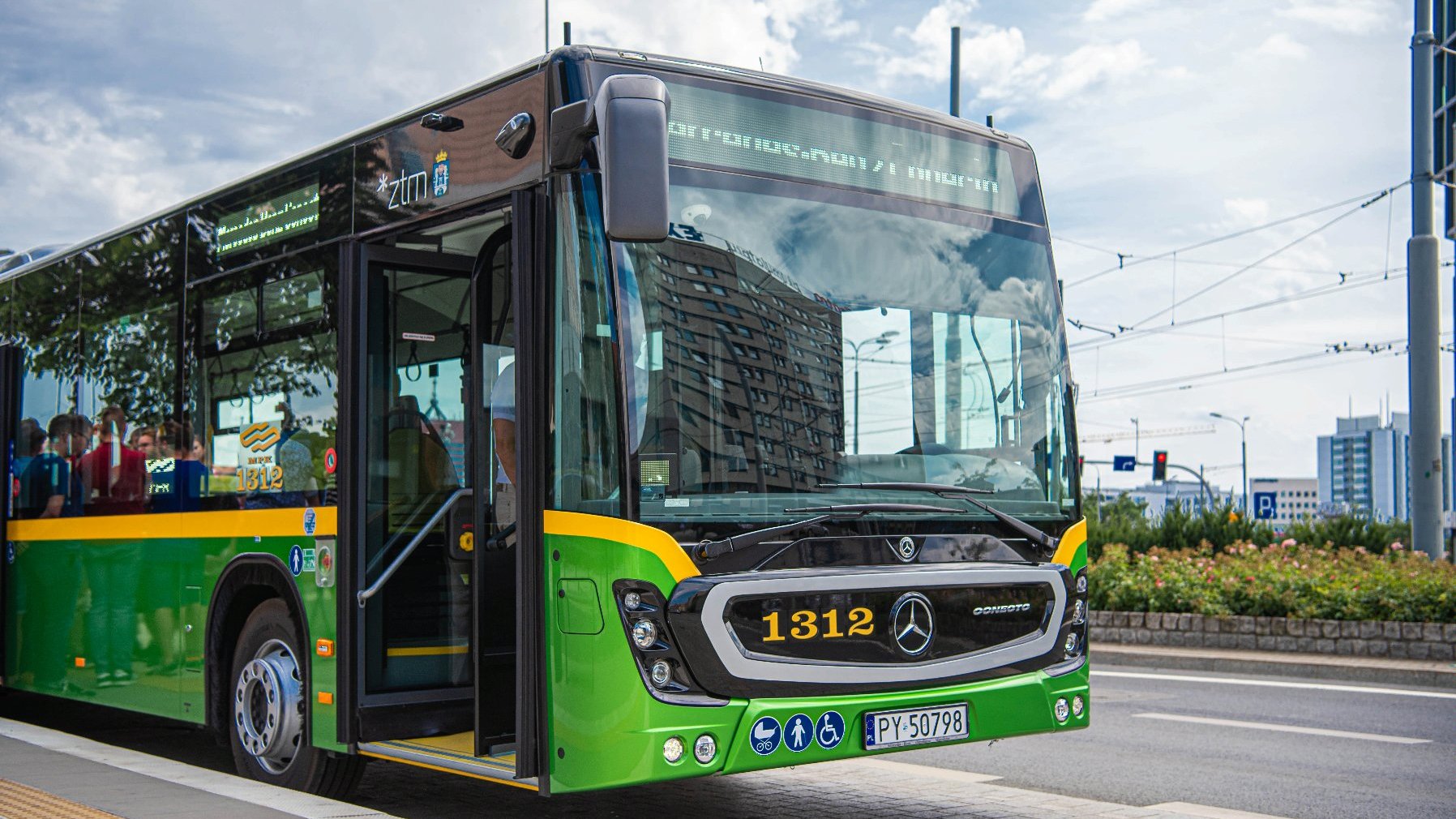 Na zdjęciu autobus stojący na przystanku