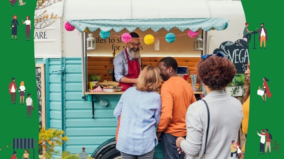 Zdjęcie przedstawia grupę osób stojących w kolejce do foodtrucka. - grafika rozmowy